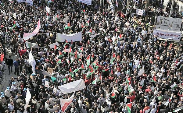 الآلاف يعتصمون أمام مبنى الضمان الاجتماعي في رام الله