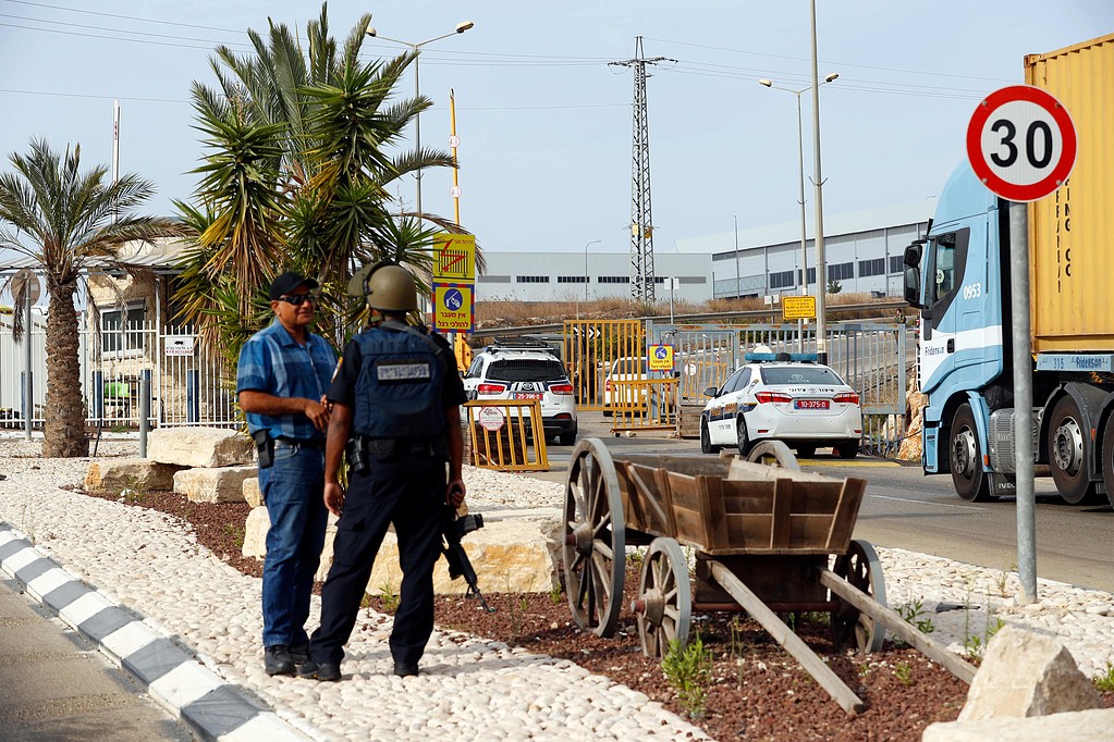 جرافات إسرائيلية تهدم منشآت فلسطينية غرب سلفيت