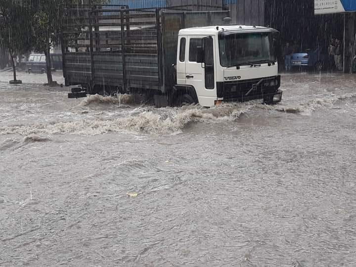 مياه الأمطار تغرق مناطق وشوارع حيوية في غزة