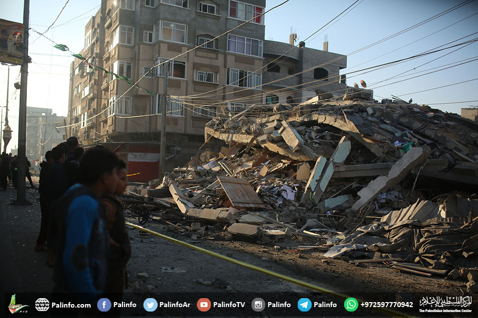 المقاتلات الحربية تبيد مؤسسات وعمارات سكنية بغزة