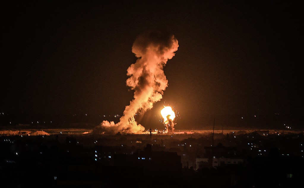 طائرات الاحتلال ومدفعيته تقصف أهدافًا بغزة