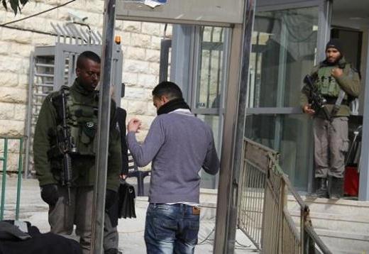 اعتقال شاب فلسطيني على حاجز عسكري قرب الإبراهيمي