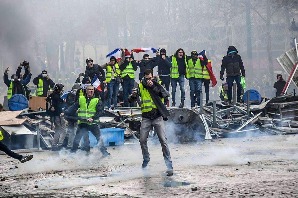 الشرطة الفرنسية تفرق احتجاجات السترات الصفراء في باريس
