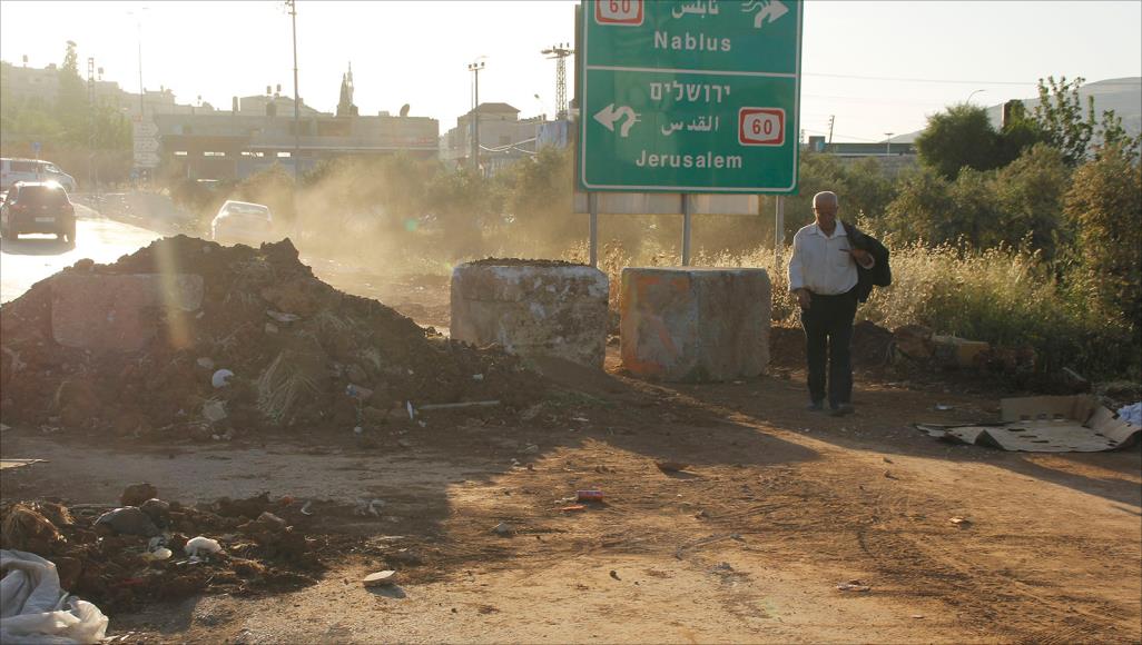 الاحتلال يضع مكعبات إسمنتية على طريق الباذان شرق نابلس