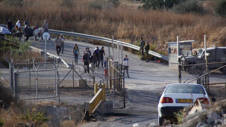 الاحتلال يعيق حركة المواطنين على مدخل قرية عين البيضا