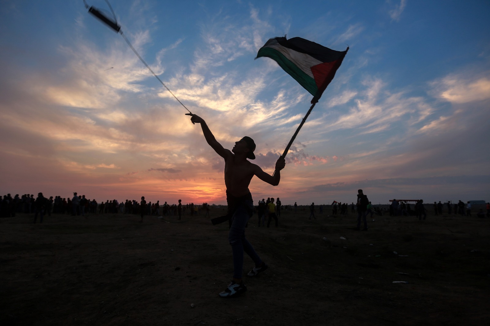 الشباب الفلسطيني.. يقود المقاومة ويغيب عن مراكز صناعة القرار