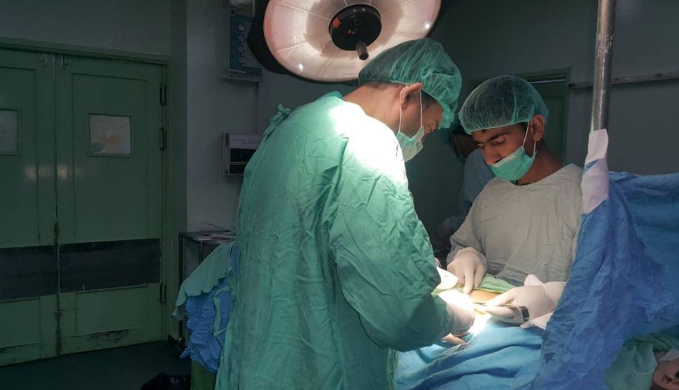 طبيب أردني يجري 17 عملية زراعة كلى في غزة خلال عام