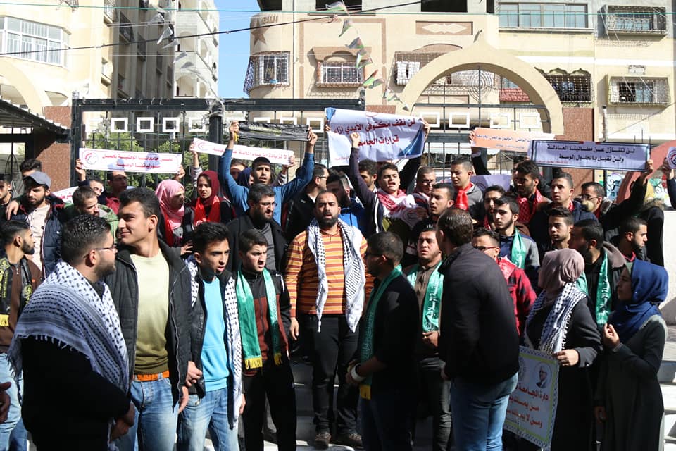 طلاب القدس المفتوحة يصعدون احتجاجاتهم ضد رفع الرسوم
