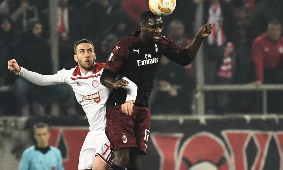 ميلان ينحني أمام أوليمبياكوس ويودع الدوري الأوروبي من دور المجموعات