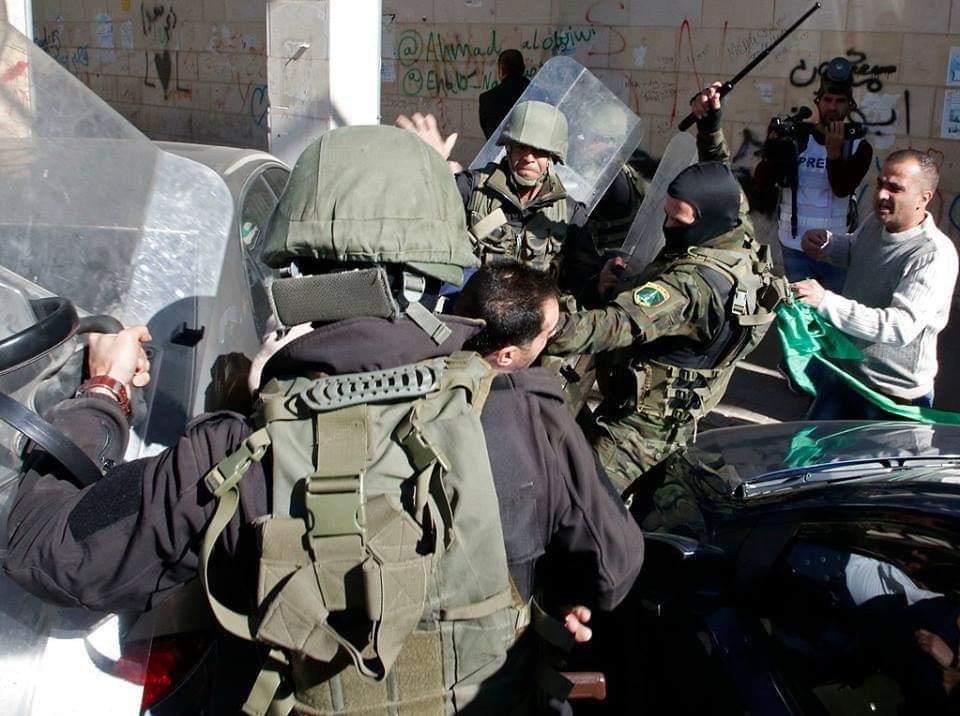 حماس تدعو للجم اعتقالات أمن السلطة وملاحقتها للأسرى المحررين