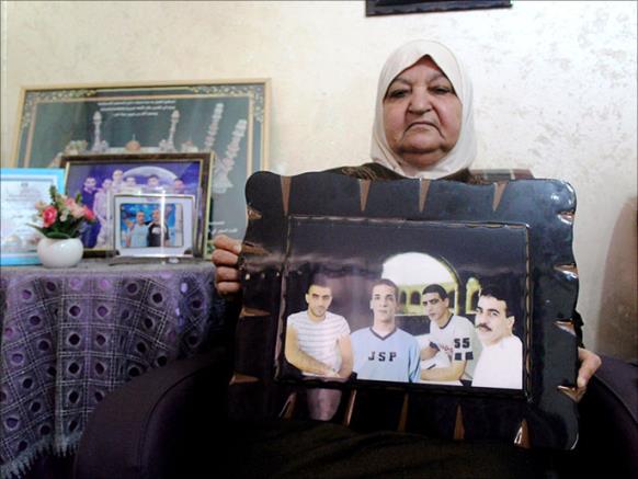 والدة الأسير أبو حميد: الاحتلال يمنع زيارتنا ويرفض إدخال محامي ابني