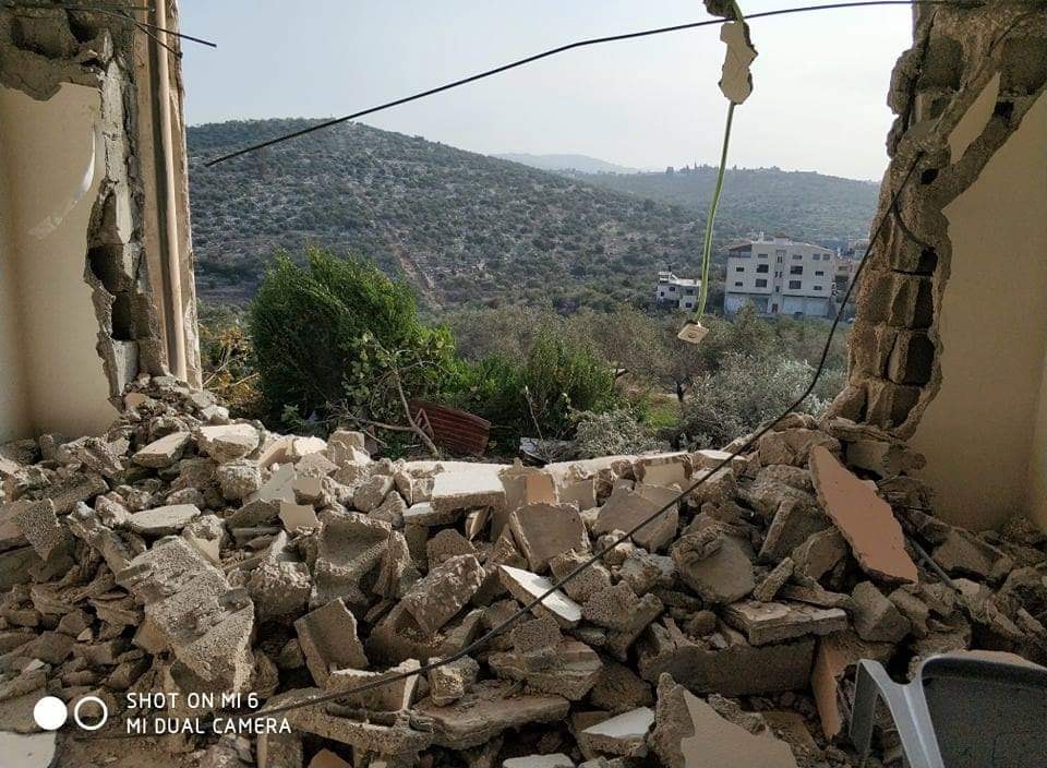 الاحتلال يهدم منزلاً لعائلة فلسطينية في مدينة الرملة