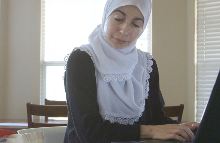 إسرائيل تتسبب بطرد مسلمة من عملها في أمريكا