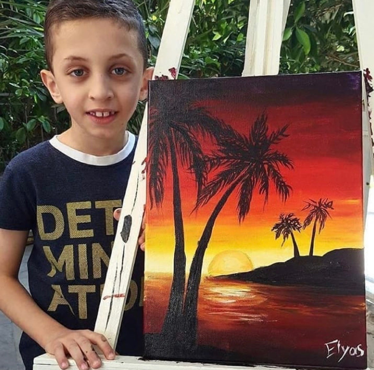 إلياس.. طفلٌ فلسطيني يُراقص الألوان على لوحاته بإبداع