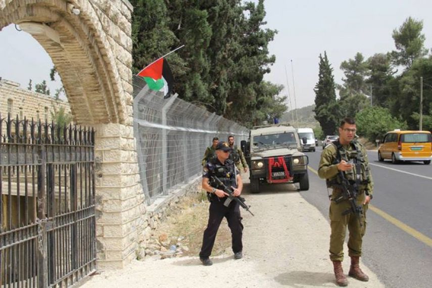 جيش الاحتلال يُغلق مدخلي جامعة ومخيم العروب شمال الخليل