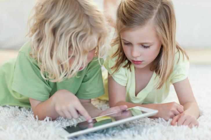 تعرف على إيجابيات استخدام الأطفال للهواتف الذكية وسلبياته