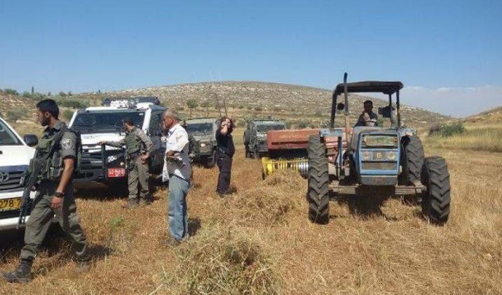 الاحتلال يمنع حراثة أرض بالخليل ويصادر جرارًا زراعيًّا