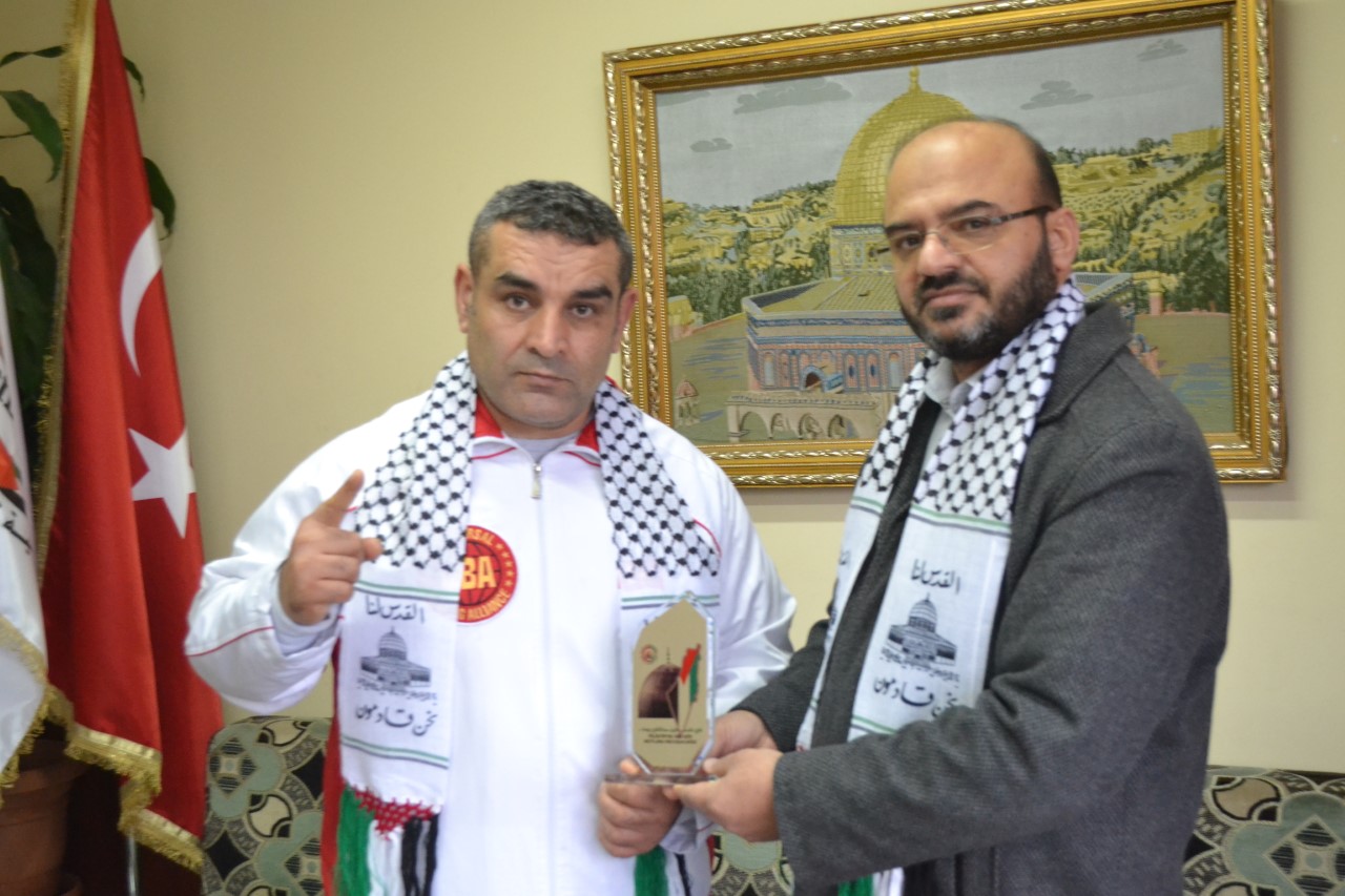 بطل ملاكمة تركي يهدي فوزه لفلسطين