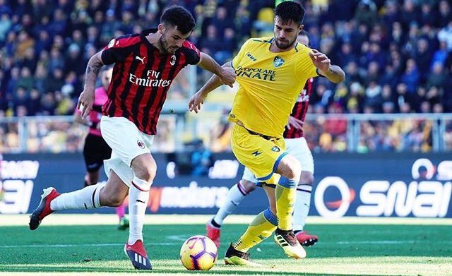 ميلان يواصل نتائجه السلبية ويتعادل مع فروسينوني في الدوري الإيطالي