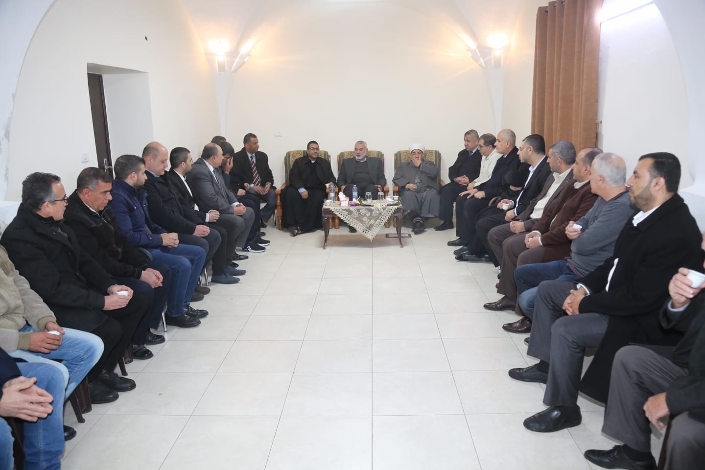 وفد من حماس برئاسة هنية يزور كنيسة اللاتين بمدينة غزة