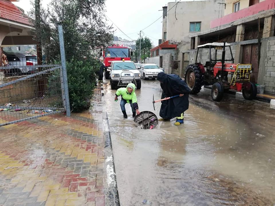 بلدية غزة تعالج 110 إشارات خاصة بالمنخفض الجوي