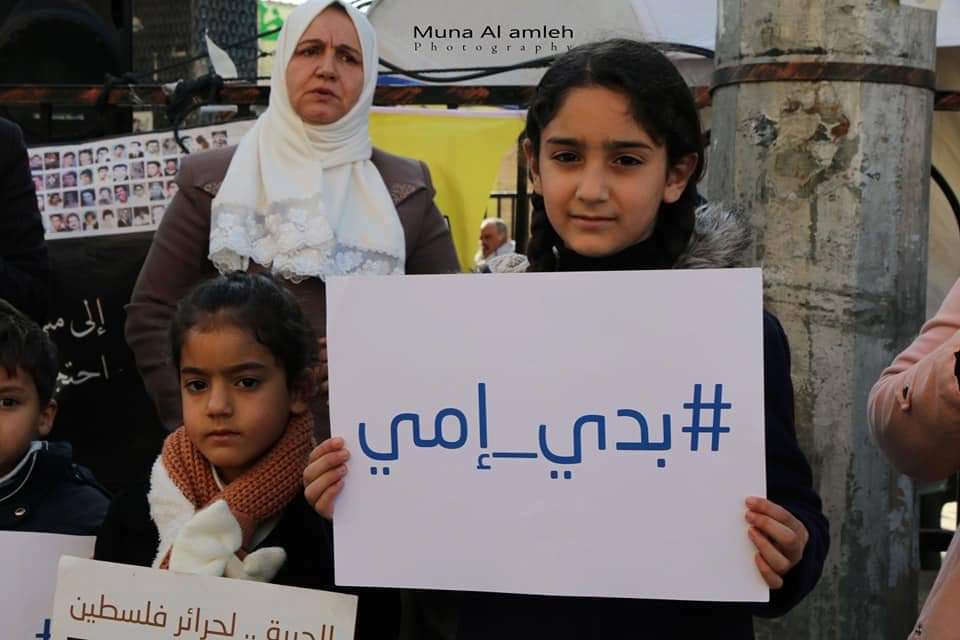 الاحتلال يواصل اعتقال 10 أمّهات في سجونه