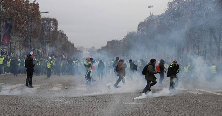 فرنسا توقف أكثر من 4 آلاف شخص خلال احتجاجات السترات الصفراء