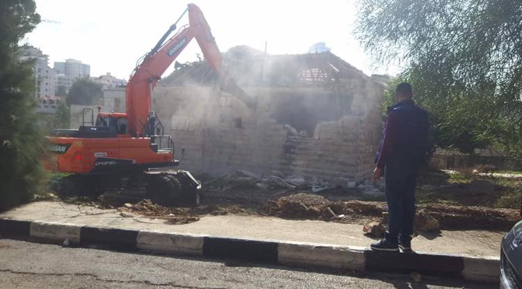 بلدية الاحتلال تهدم منشأة سكنية فلسطينية جنوب القدس