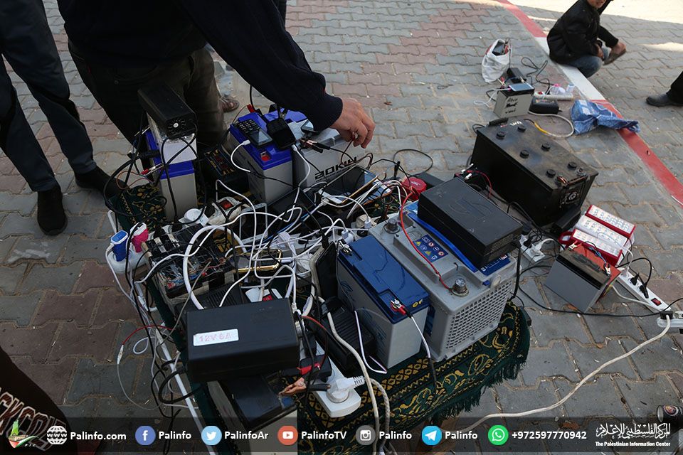 أهالي غزة يبتكرون البدائل للتحايل على انقطاع الكهرباء