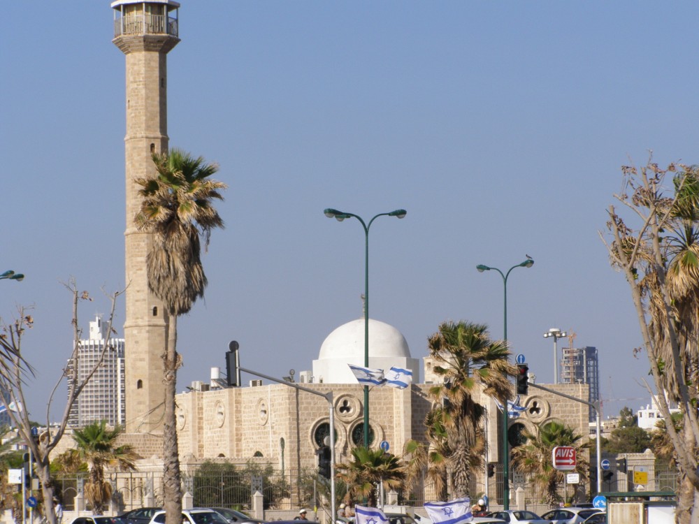 مستوطنون يعتدون على مسجد تاريخي في يافا