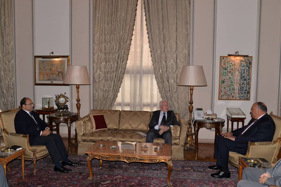 وزير خارجية مصر يبحث مع عزام الأحمد تطورات المصالحة