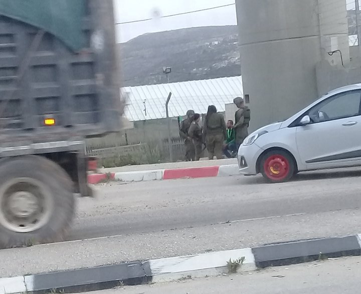 الاحتلال يعتقل شابًّا من قلقيلية على حاجز عسكري