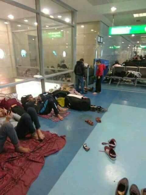 عالقون بمطار القاهرة يناشدون عودتهم لغزة