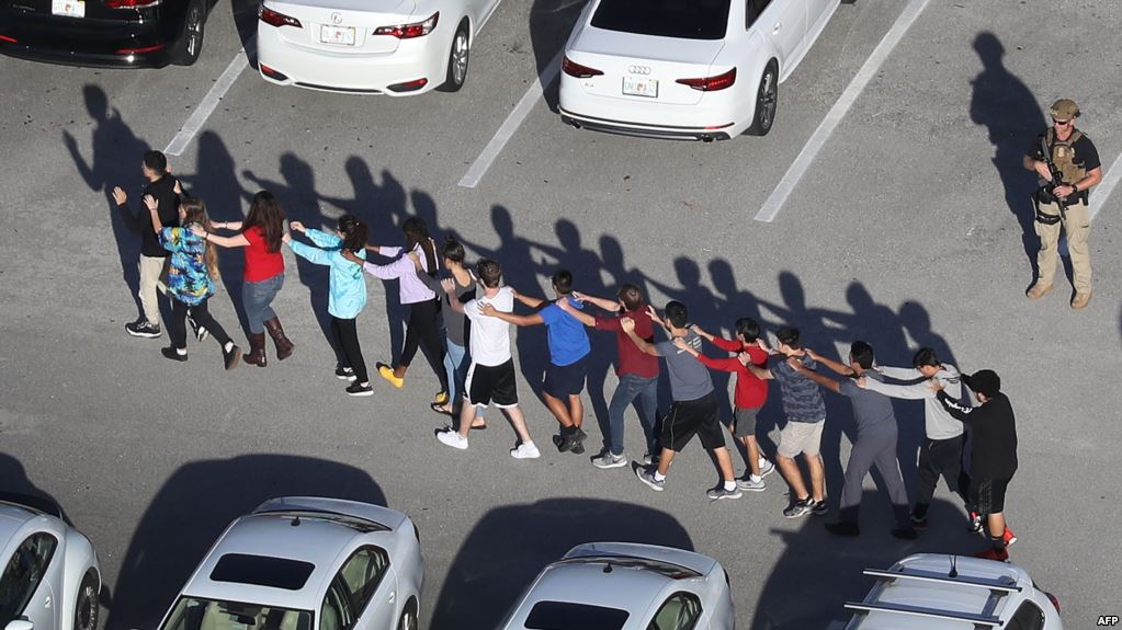 17 قتيلا في عملية إطلاق نار في مدرسة بولاية فلوريدا