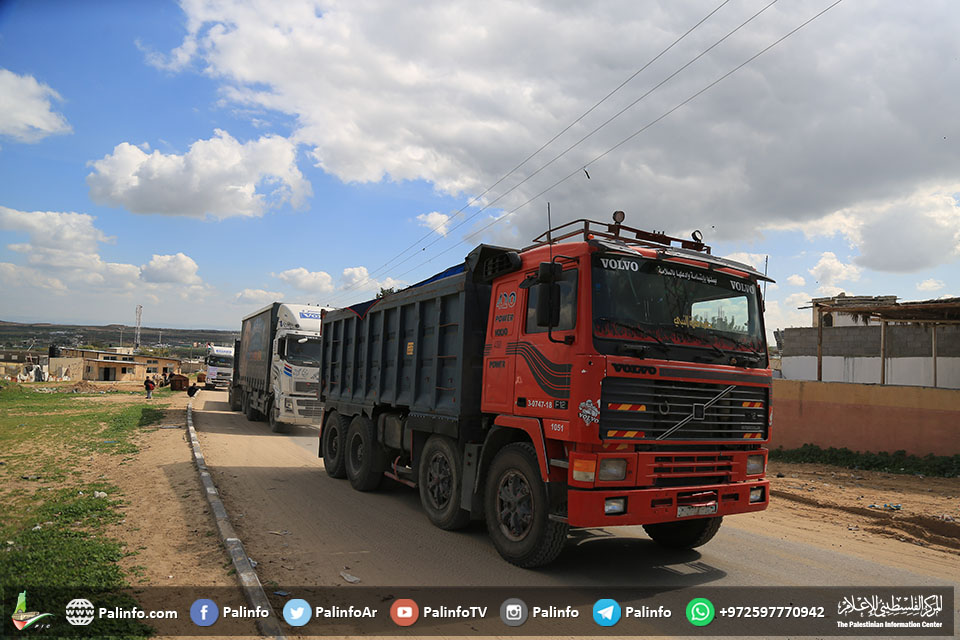 الاحتلال يحتجز أكثر من 2000 شاحنة مُحملة بالبضائع لغزة