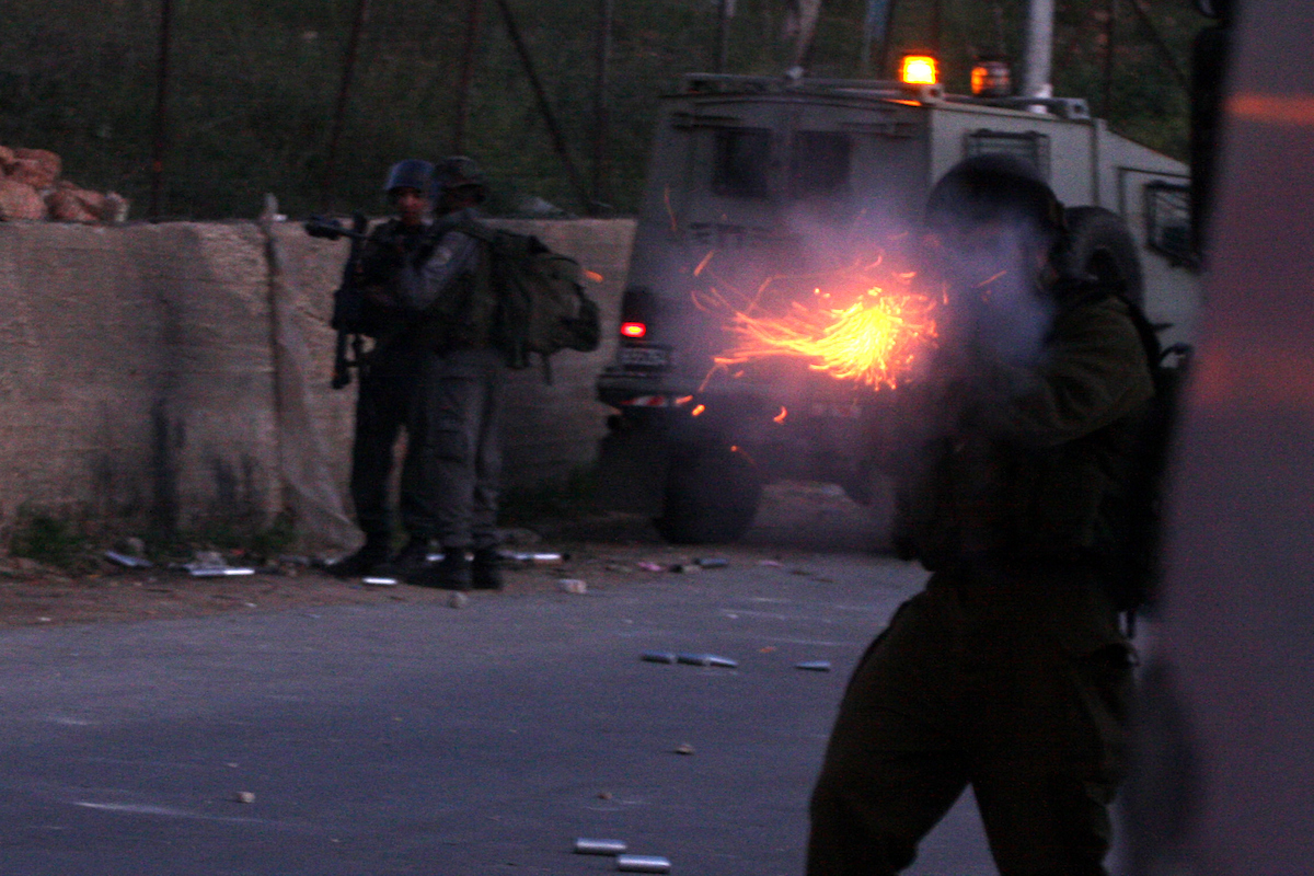 إصابة شاب برصاص الاحتلال ومستوطنون يقتحمون منزلاً في جنين