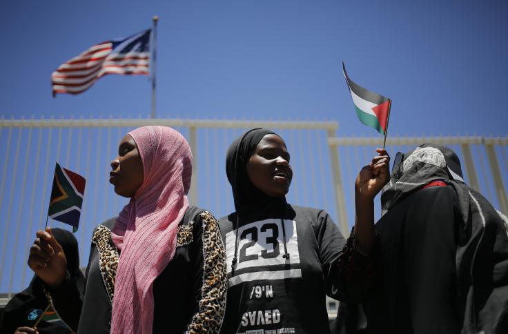 تظاهرة دعم لفلسطين في جوهانسبورغ أمام القنصلية الأمريكية