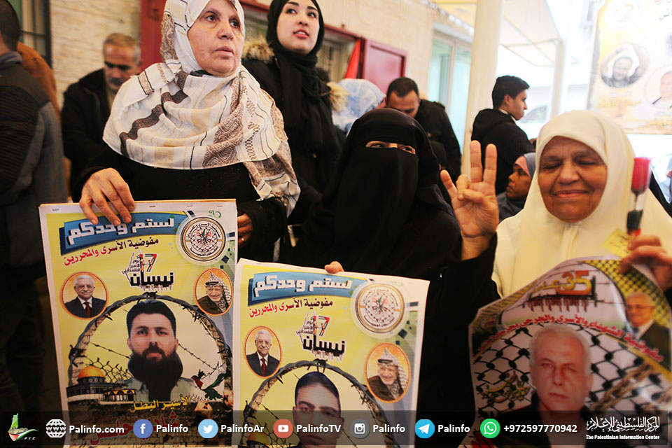 الاعتصام الأسبوعي لأهالي الأسرى داخل مقر الصليب الأحمر بغزة