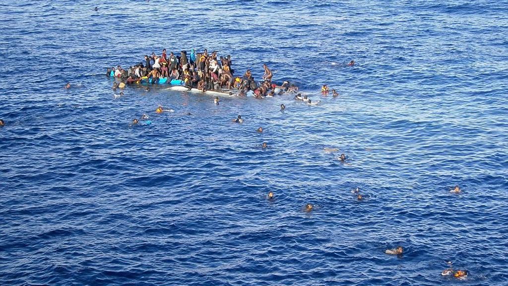 انقلاب قارب مطاطي يحمل لاجئين قبالة السواحل اليونانية