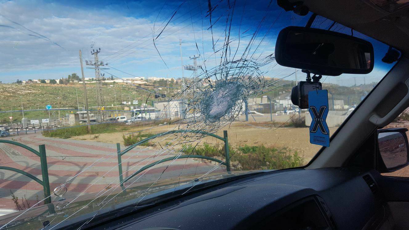 إصابة ناشط فلسطيني باعتداء للمستوطنين جنوب نابلس