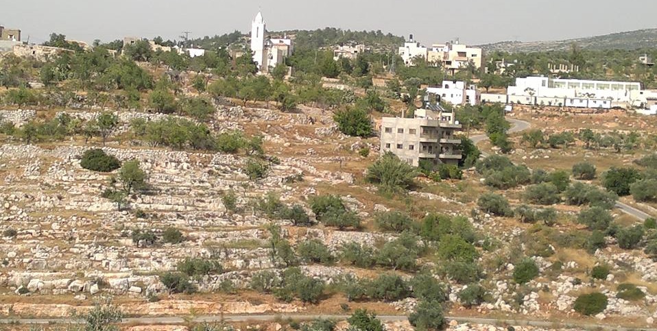 عبوين.. جمال الطبيعة يقاوم الاستيطان