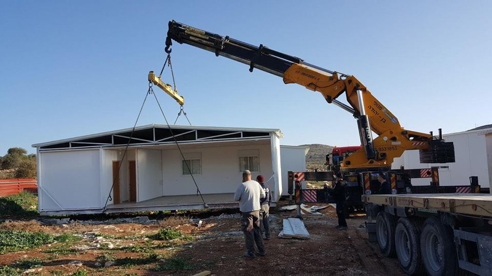 مستوطنون ينصبون بيوتًا متنقلة شرق بيت لحم