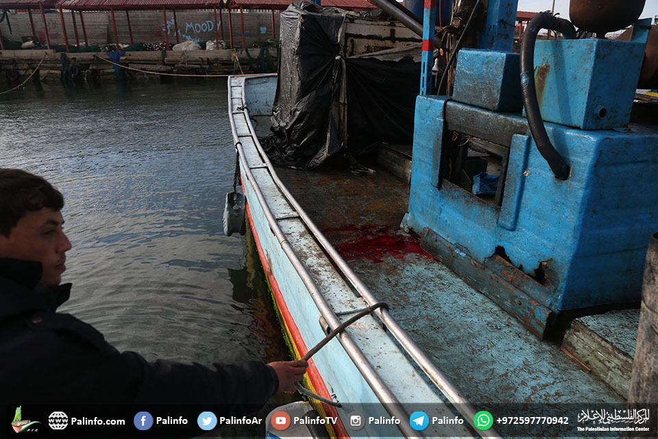 القارب الذي استهدفه الاحتلال واستشهد به أحد الصيادين