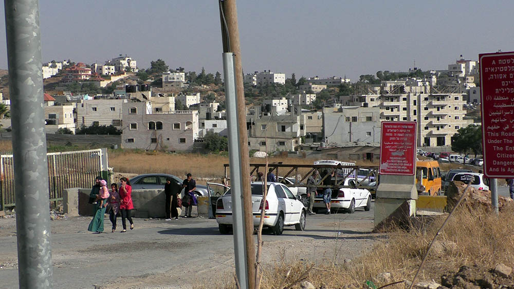 قوات الاحتلال تغلق مخيم الفوار جنوبي الضفة