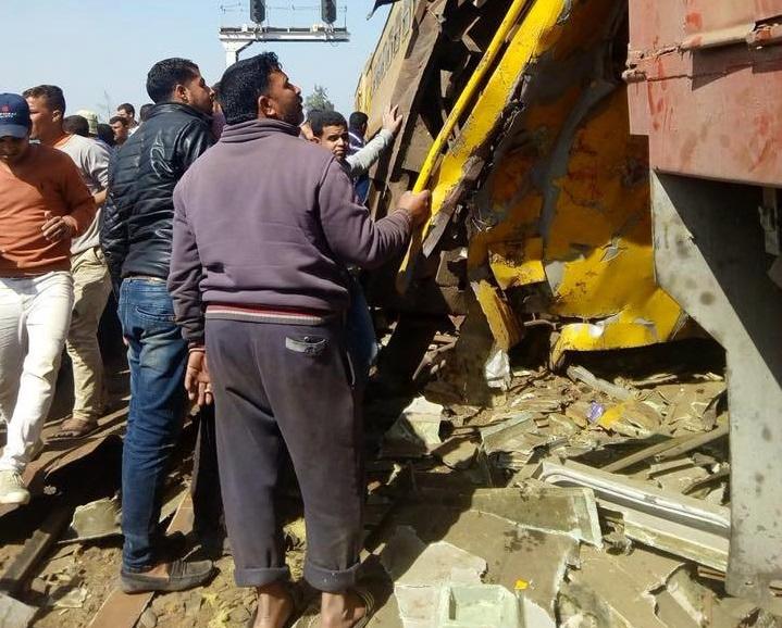 15 قتيلاً و40 مصاباً في حادث تصادم قطارين بمصر