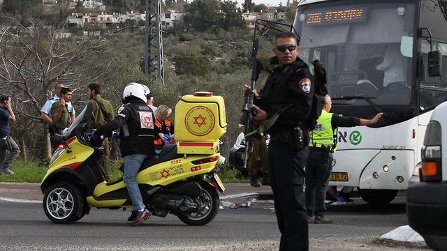 إصابة جندي بعملية طعن في القدس واستشهاد المنفذ
