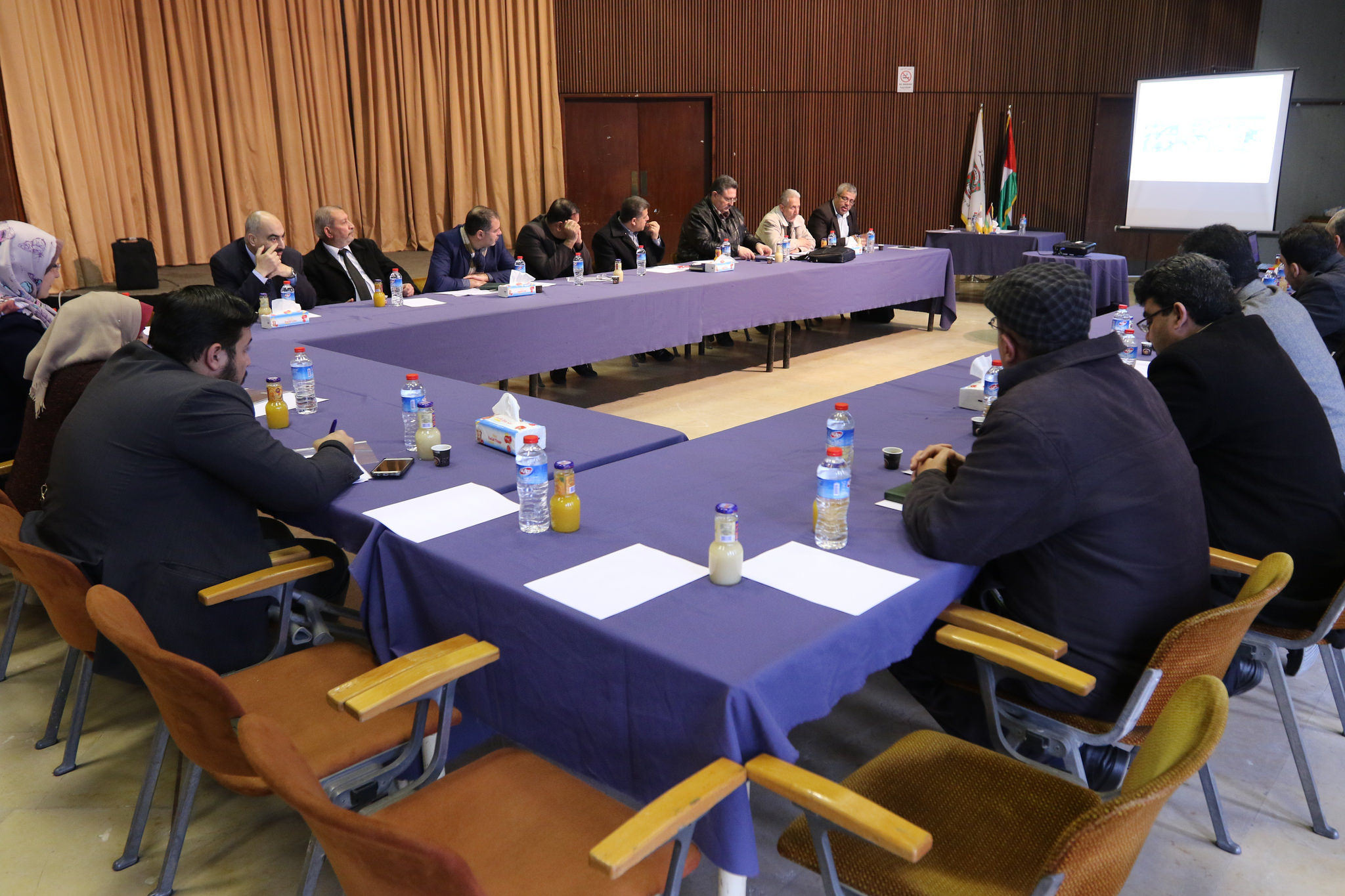 بلدية غزة تعقد أول لقاءٍ للجنة البيئة والبنى التحتية