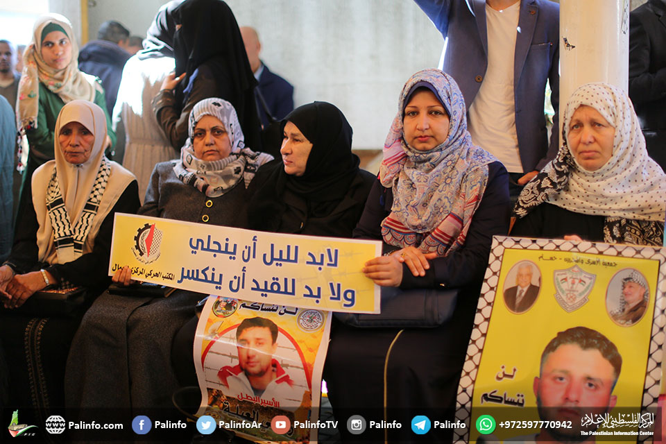 اعتصام أهالي الأسرى الأسبوعي أمام مقر الصليب الأحمر بغزة