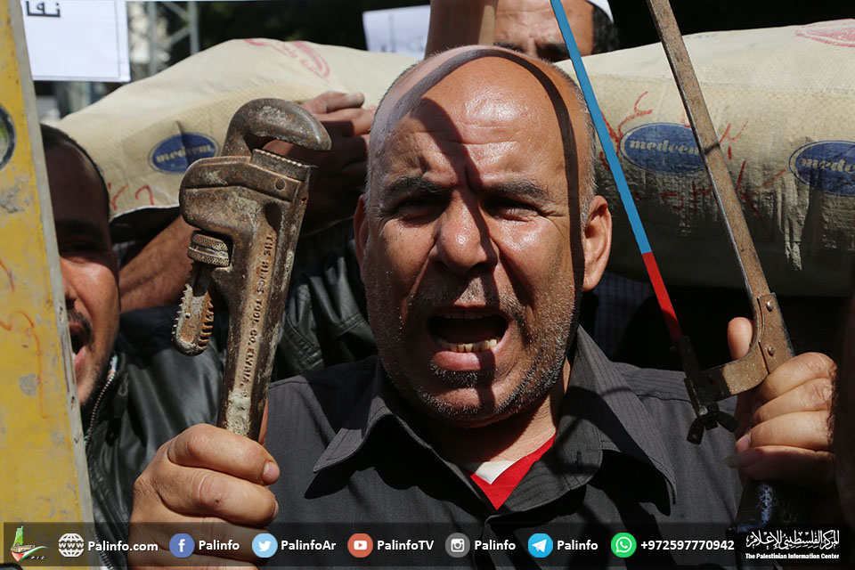 احتجاجٌ عماليّ أمام مقر وزارة العمل بغزة