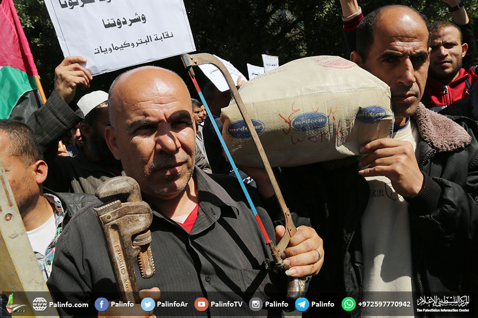 وقفة للخريجين والعمال أمام وزارة العمل في غزة للمطالبة بحقوقهم